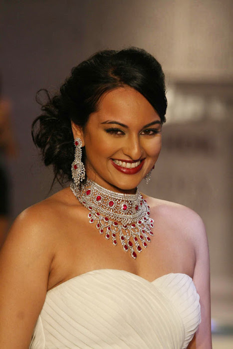 sonakshi sinha on rat hdil unseen pics