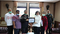 Gubernur Sumatera Utara Beri Penghargaan Kepada Bupati Karo