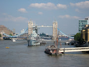 So we hopped on the tube and arrived quickly at the London Bridge. (img )