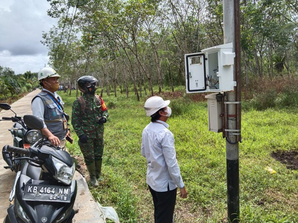 Satgas TMMD Ke-111 Kodim 1207/Pontianak Dampingi PLN Pasang KWH LPJU