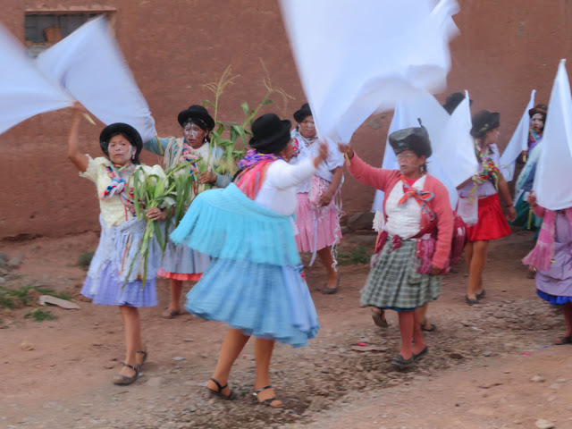 Der Karneval endet mit dem Einzug verschiedener Dörfer am Faschings Dienstagabend