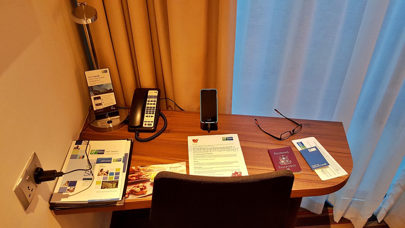 bedroom desk at Holiday Inn Express (HIE) Singapore Clarke Quay