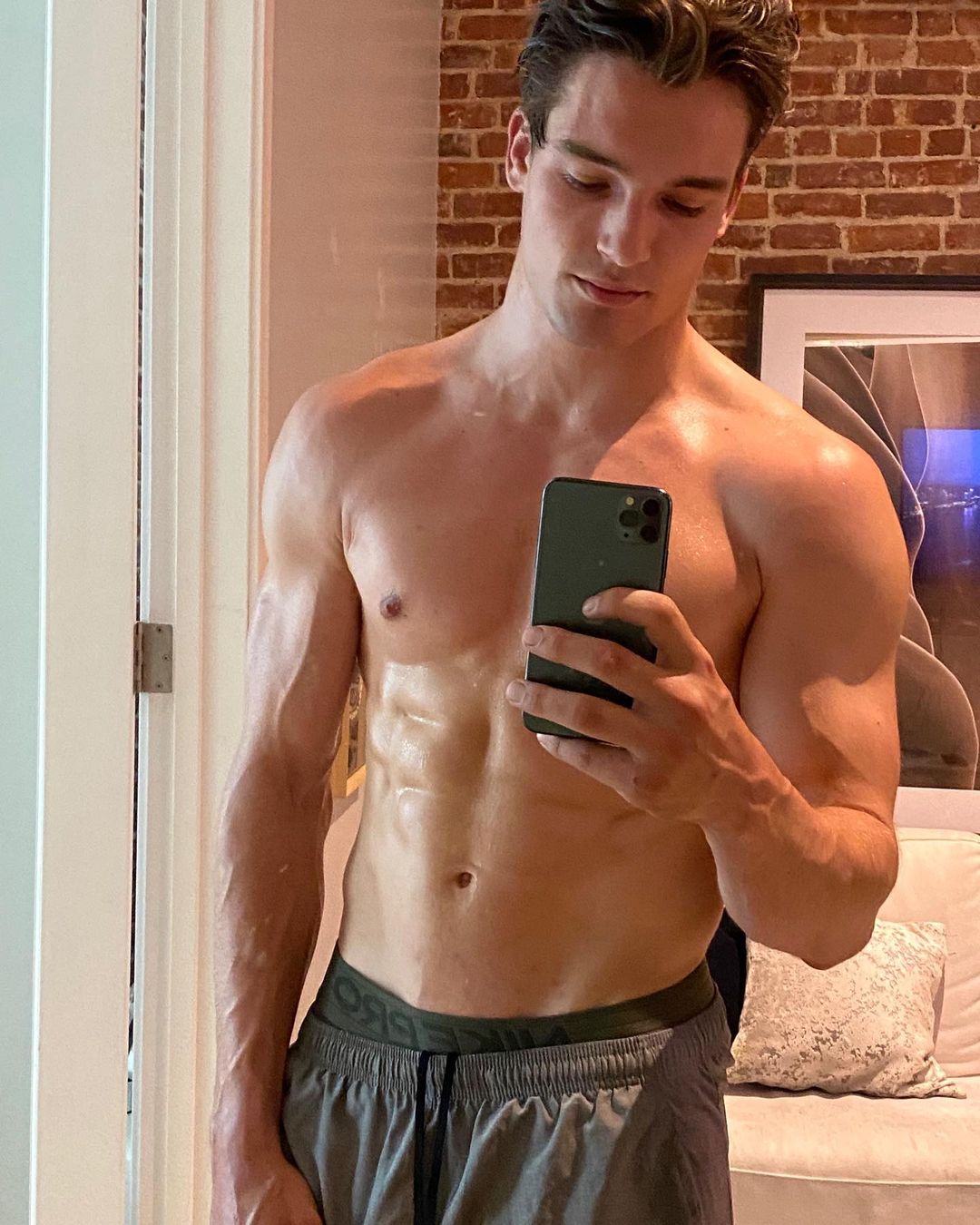 sexy-shirtless-sweaty-skinny-fit-body-guy-mason-mckenrick-selfie