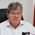 João Azevêdo anuncia reajuste linear acima da inflação, incorpora mais 20% da bolsa desempenho da Segurança e Magistério e impacto na folha de pessoal será de R$ 450 milhões.