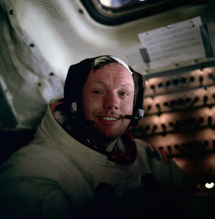 Armstrong, Ay üzerindeki yürüyüşünden döndüğünde, Ay Örümceği içinde