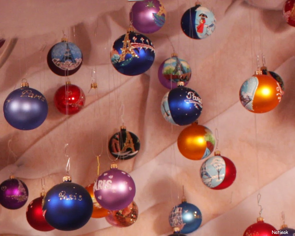 boules de Paris souvenirs Marché de Noël des Champs-Elysées