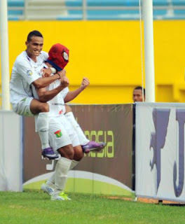 Cristian Carracao Menggunakan Topeng Spiderman pada saat laga Inter Island Cup 2012