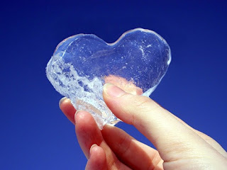 сердце из льда в руке
