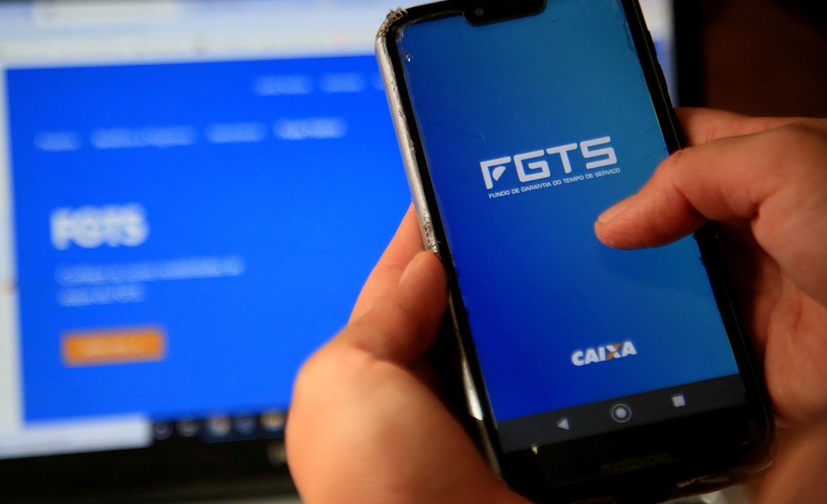 celular com aplicativo do FGTS