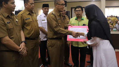 Bersama Baznas, PJ Walikota Serahkan Bantuan Rehab Rumah