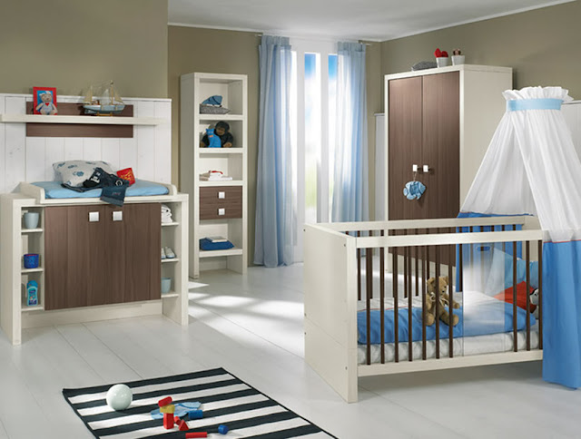 Кімната для немовляти зі столиком для сповивання і ліжечком