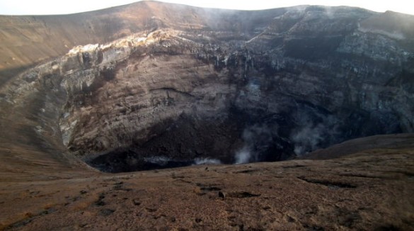 Aneh, Gunung Ini Menyemburkan Lava Berwarna Hitam Bukan Merah