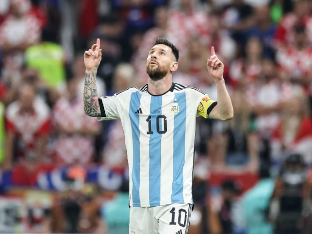 Lionel Messi es esta rompiendo todos los récords en esta Copa del Mundo Qatar 2022.  El capitán de la albiceleste se convirtió este domingo en el jugador con más penales lanzados en toda la historia de los Mundiales.   Messi pateó ante Francia en la final el sexto tiro penal en este Mundial de fútbol, rompiendo así un récord histórico para un jugador de selección.  Lee también: Luka Modric seguirá con la selección de Croacia  También se convirtió en el jugador con más partidos disputados (26) en toda la historia de la Copa del Mundo.  Superando así el récord establecido por Lothar Matthäus el 4 de julio de 1998.