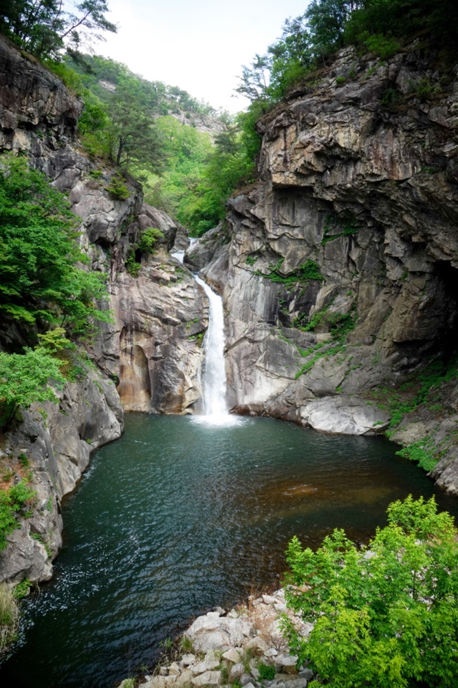 น้ำตกซัมบูยอน (Sambuyeon Falls: 삼부연폭포)