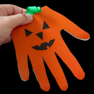 Turn kids hand prints into adorable Halloween art and make "SPOOKY HANDS" #halloween #halloweencrafts #handprintcraftsforkids #spookyhands #growingajeweledrose #activtiesforkids