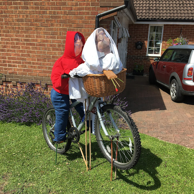 ET & ELLIOT Scarecrow