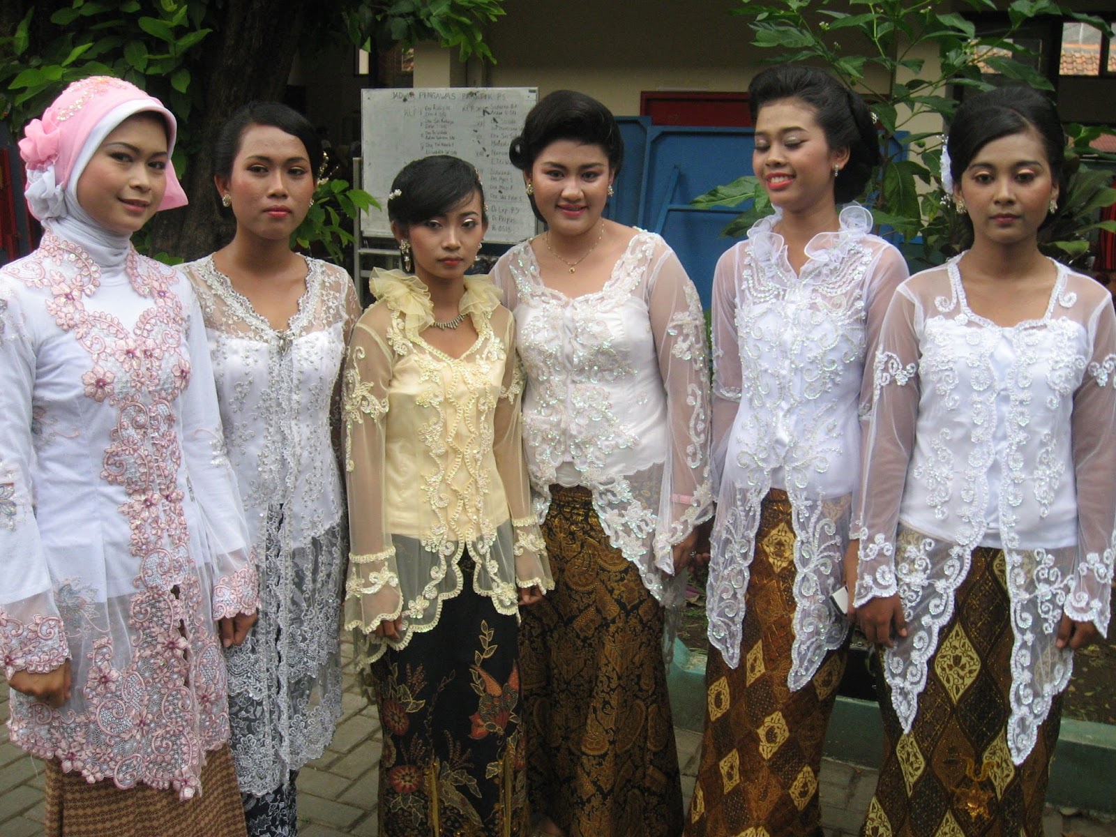 20 model kebaya  wisuda  untuk remaja sma  terlihat cantik 