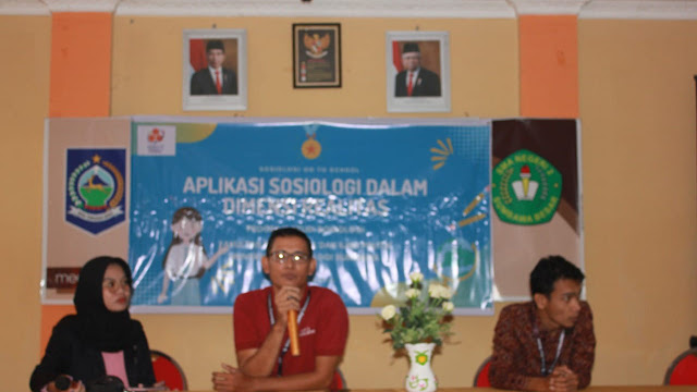 Gelar Kegiatan Sosiologi Goes to School Universitas Teknologi Sumbawa di SMA Negeri 2 Sumbawa