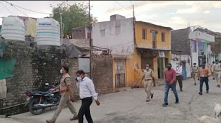 एसडीएम और एसडीओपी के नेतृत्व में पुलिसकर्मियों ओर नगर परिषद कर्मचारियों ने फ्लैग मार्च निकाला