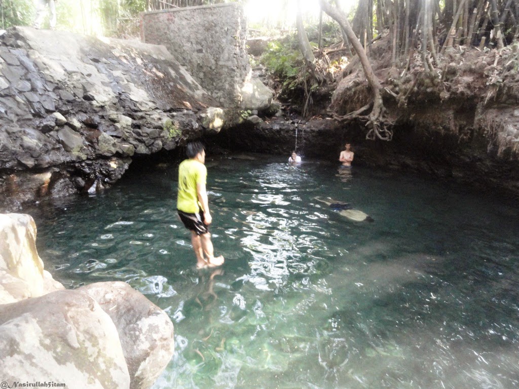 Aksi-aksi jumping para pengunjung pemandian Tirta Budi (Blue Lagoon) Jogja