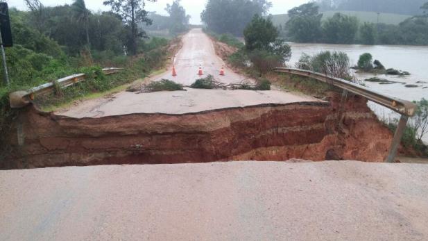 Asfalto cede devido à chuva e Sertão Santana fica ilhada