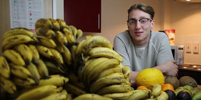 DIET UNIK DENGAN MEMAKAN 150 BUAH PISANG PER MINGGUNYA 