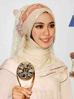 http://gadenks.blogspot.com/2012/05/jilbab-bukan-penghalang-untuk-sukses.html