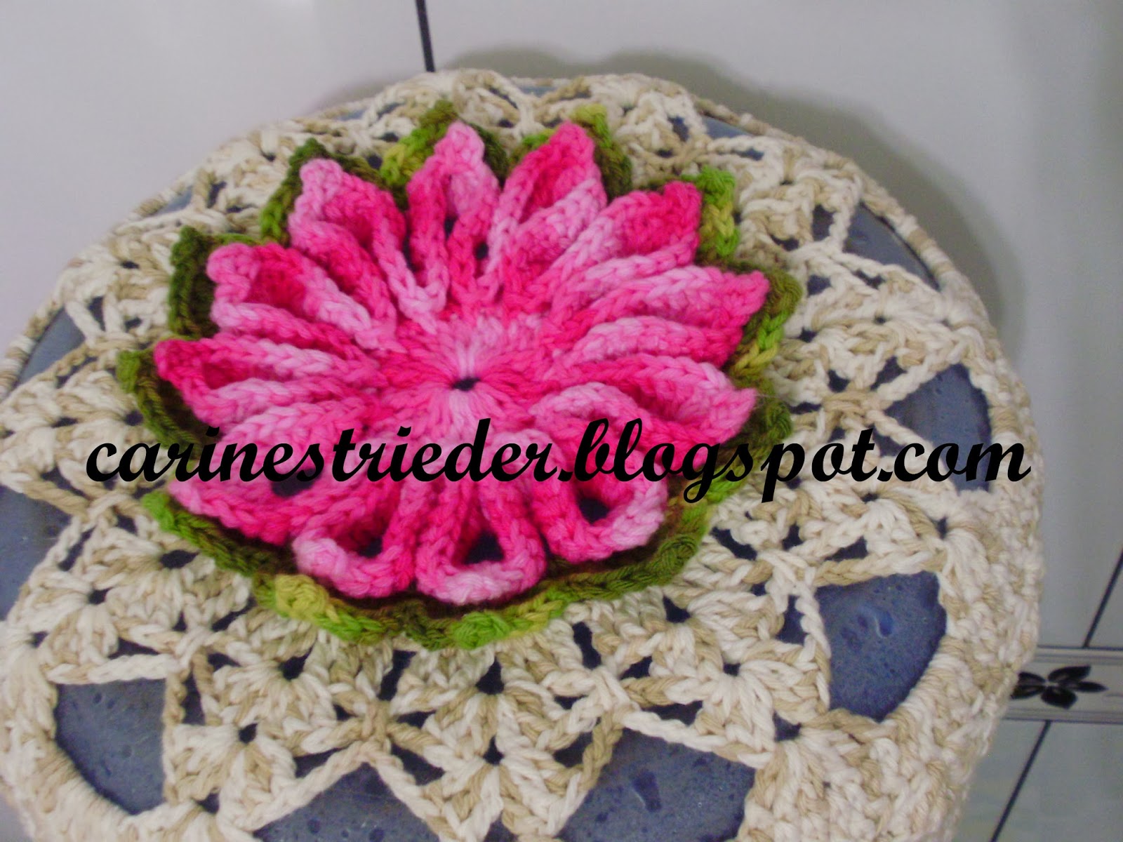 Capa de galão de água de crochê com flores por JNY Crochê 