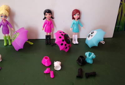 Polly, diversão na chuva,  kit de boneca com muda de roupa + guarda chuva R$ 15,00 cada   (vendida a cor de rosa)