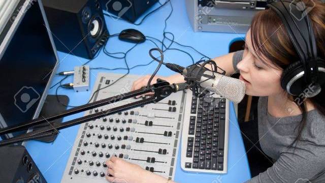 Teknik, Tips, dan Cara Menjadi Penyiar Radio Idola Pendengar