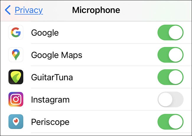 قائمة أمثلة لتطبيقات iPhone التي يمكنها الوصول إلى الميكروفون في إعدادات الخصوصية.