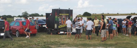 Domingo foi dia de pancadão em Limoeiro com o 1º Campeonato de som automotivo e carros rebaixados