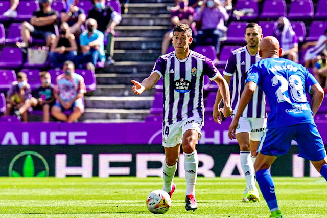 Alcaraz parece buscar alguien a quien pasarle la pelota bajo la mirada de Mollejo e Iván Sánchez. REAL VALLADOLID C. F. 0 C. D. TENERIFE 2. 12/09/2021. Campeonato de Liga de 1ª División, jornada 5. Valladolid, estadio José Zorrilla. GOLES: 0-1: 12’, Shashoua. 0-2: 29’, Roberto en propia puerta, tras rebotarle en la espalda un balón al palo de Michel.