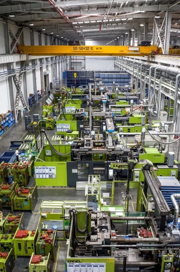 In the Guangdong-Hong Kong-Macao Greater Bay Area Eco-Tech Industrial Park, the new energy vehicle and auto parts industries are developing in full swing. The picture shows the production workshop of Zhaoqing Paige Auto Parts Co., Ltd.