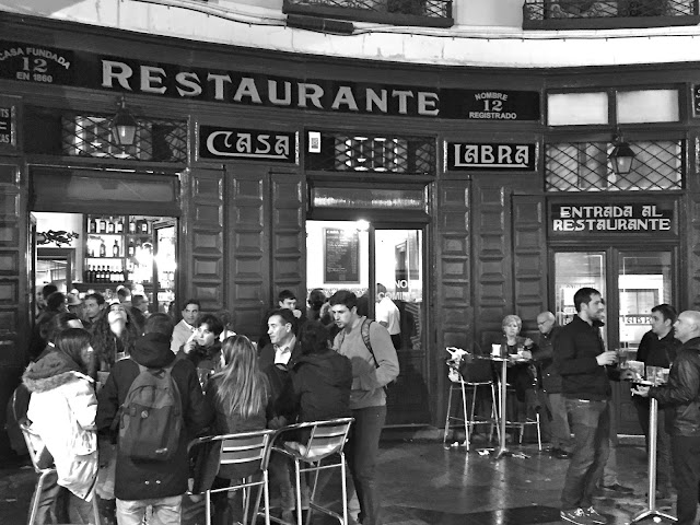 casa labra madrid sol taberna croqueta bacalao caña castizo centro bar psoe -5