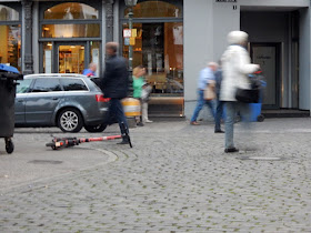 https://www.express.de/bonn/direkt-vor-bonner-polizeipraesidium-betrunkener-e-scooter-fahrer-auf-gehweg-gestoppt-32743058