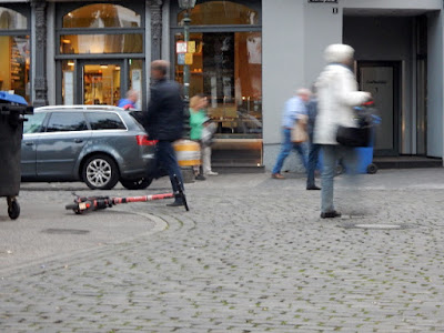 https://www.express.de/bonn/direkt-vor-bonner-polizeipraesidium-betrunkener-e-scooter-fahrer-auf-gehweg-gestoppt-32743058