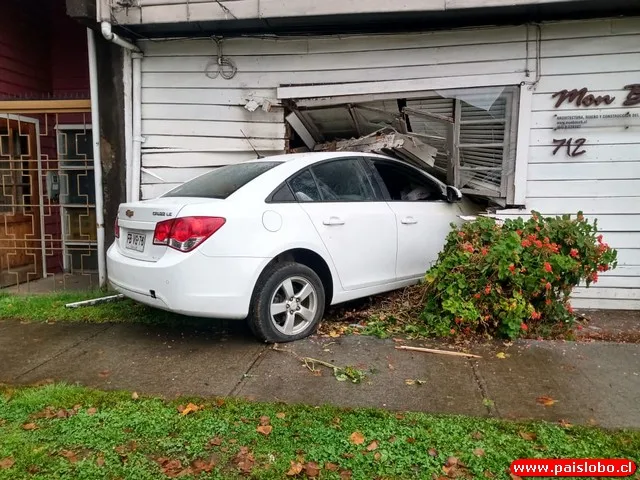 automóvil incrustado en una vivienda