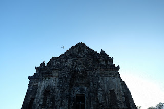 Pesawat melintas di atas Candi Kalasan