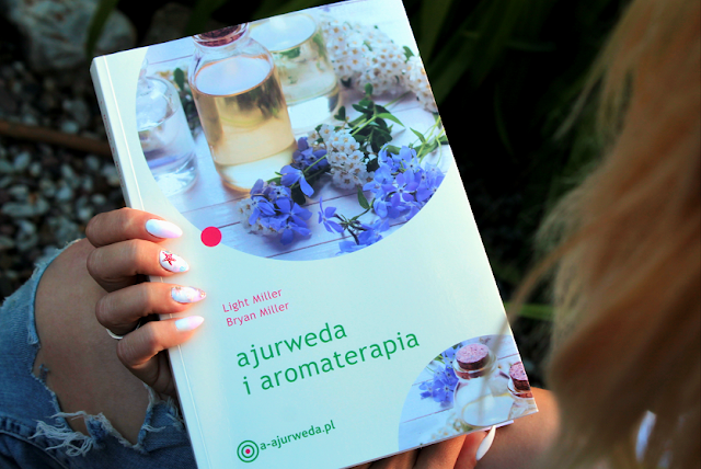 Olejki eteryczne w kosmetyce i medycynie niekonwencjonalnej - czy naprawdę czynią cuda? Recenzja poradnika "Ajurweda i aromaterapia"  [zielonysklep.com].