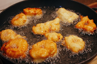 ricetta natalizia di pasta fritta di farina e patate con acciughe e 'nduja