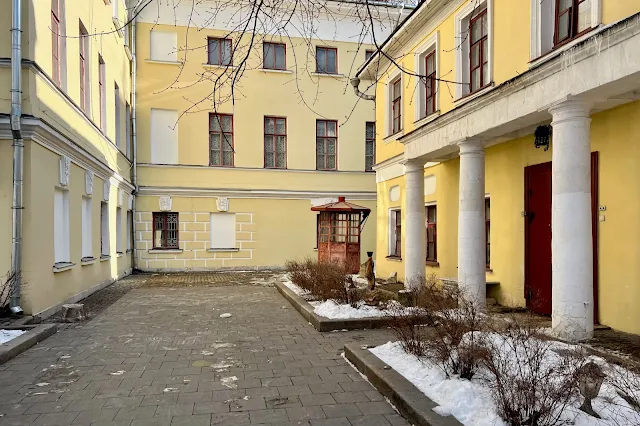 улица Пречистенка, дворы, бывшая городская усадьба Охотниковых (построена в 1820 году)
