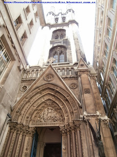 Portada de una iglesia en la City londinense