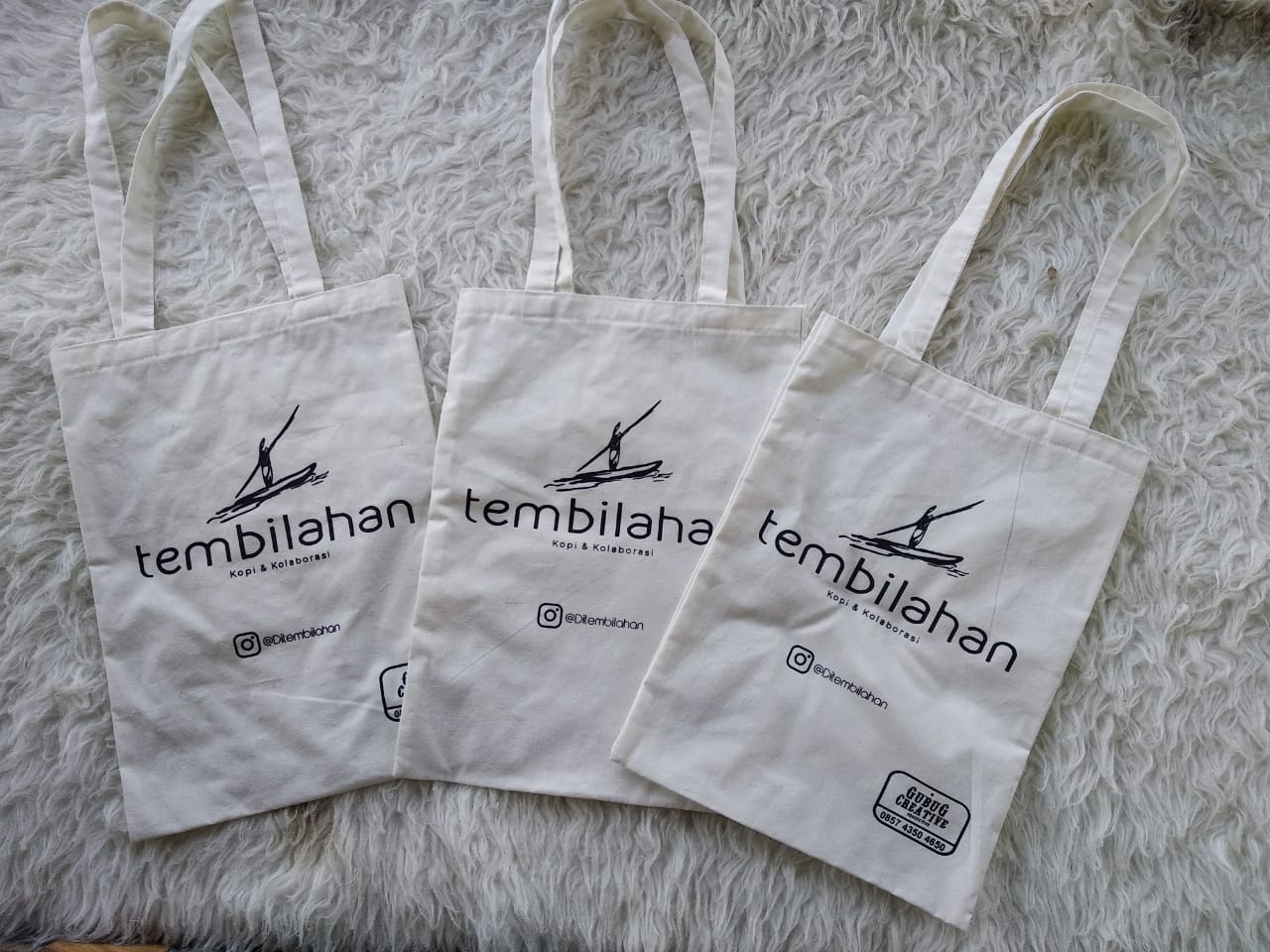 melayani pembelian tas tote bag wanita bisa custom dengan desain keinginan dari Surabaya