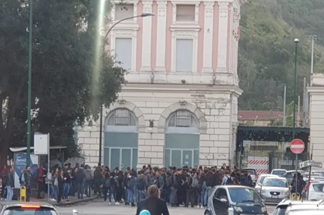 Folla alla fermata ANM di piazzale Tecchio