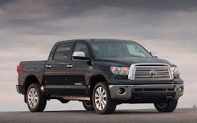 Front 3/4 view of 2013 Toyota Tundra CrewMax