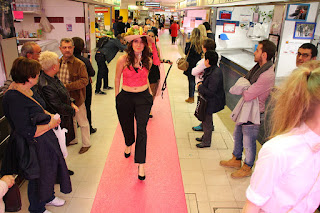 Una veintena de modelos desfila moda barakaldesa en la plaza del mercado