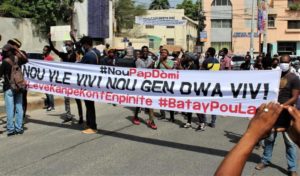 Sit-in kont kidnapin lan ak insekirite a toujou kenbe malgre kidnapè yo lage kèk nan victim yo.