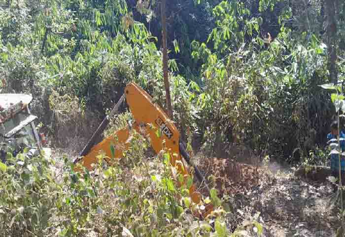 News,Kerala,State,Idukki,Local-News,forest,Protest,Transport, Idukki: Wildlife department dug up trench