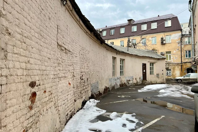 Девяткин переулок, улица Покровка, дворы, бывший флигель городской усадьбы Толстых - Мещерских (построен в 1848 году)